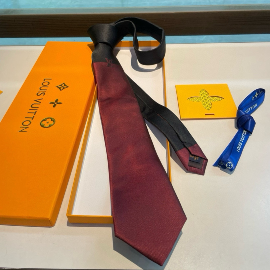 💖💖 男士领带系列👔👔，稀有😻😻展现精湛手工与时尚优雅的理想选择，此款真丝织就的Diamonds V领带