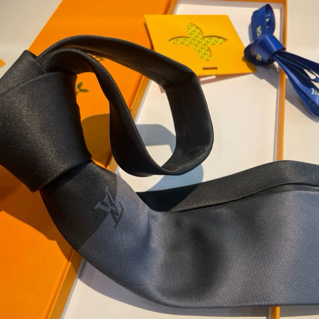 💖💖 男士领带系列👔👔，稀有😻😻展现精湛手工与时尚优雅的理想选择，此款真丝织就的Diamonds V领带