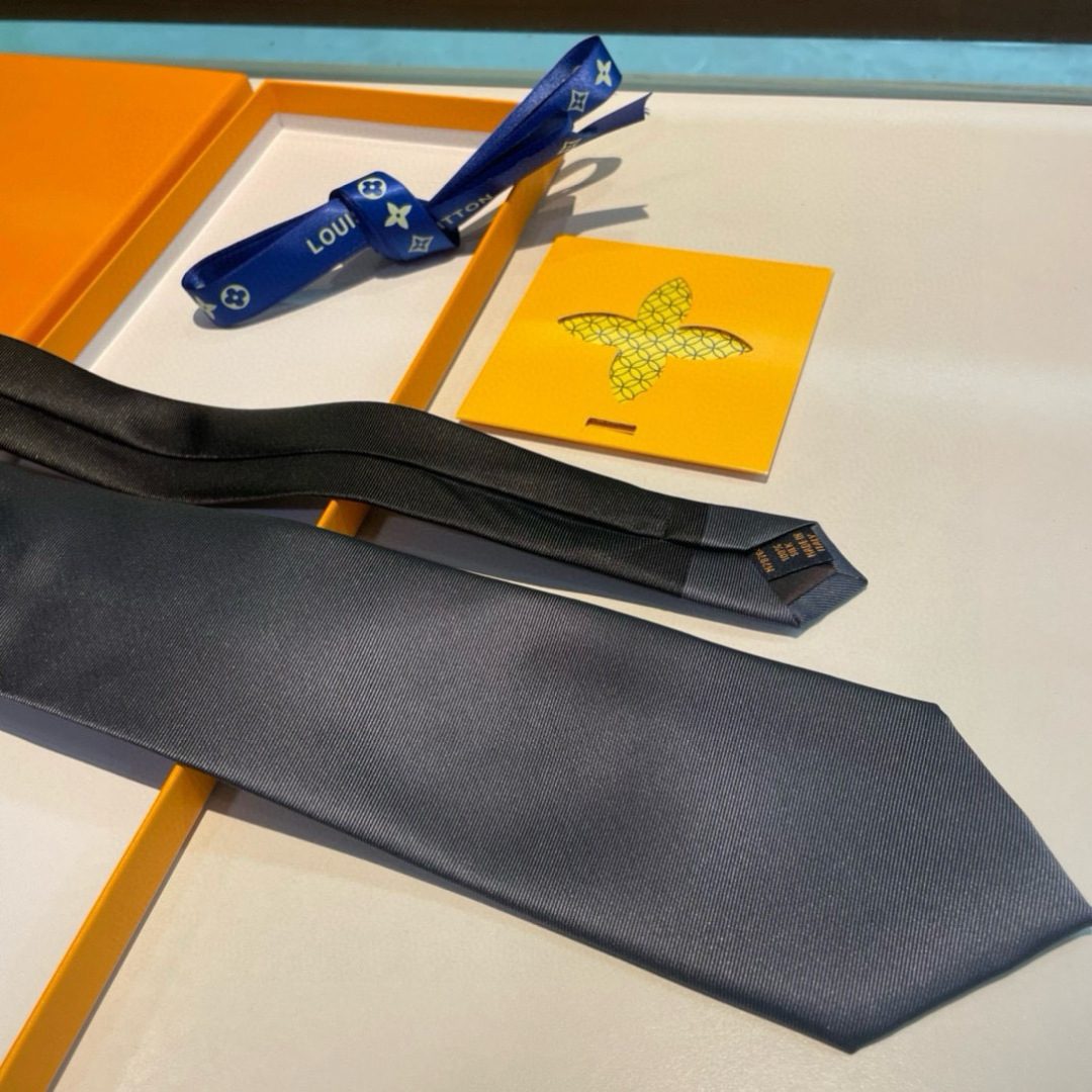 💖💖 男士领带系列👔👔，稀有😻😻展现精湛手工与时尚优雅的理想选择，此款真丝织就的Diamonds V领带