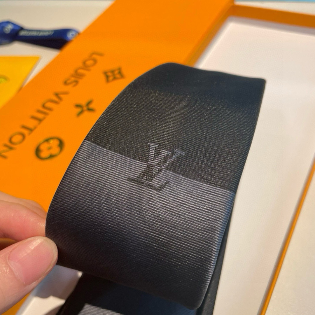 💖💖 男士领带系列👔👔，稀有😻😻展现精湛手工与时尚优雅的理想选择，此款真丝织就的Diamonds V领带