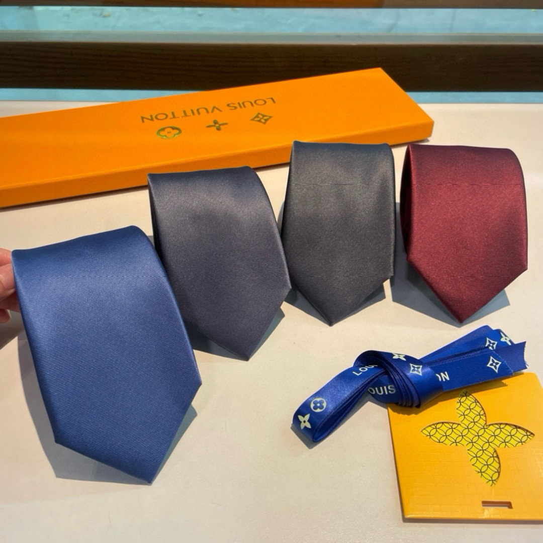 💖💖 男士领带系列👔👔，稀有😻😻展现精湛手工与时尚优雅的理想选择，此款真丝织就的Diamonds V领带