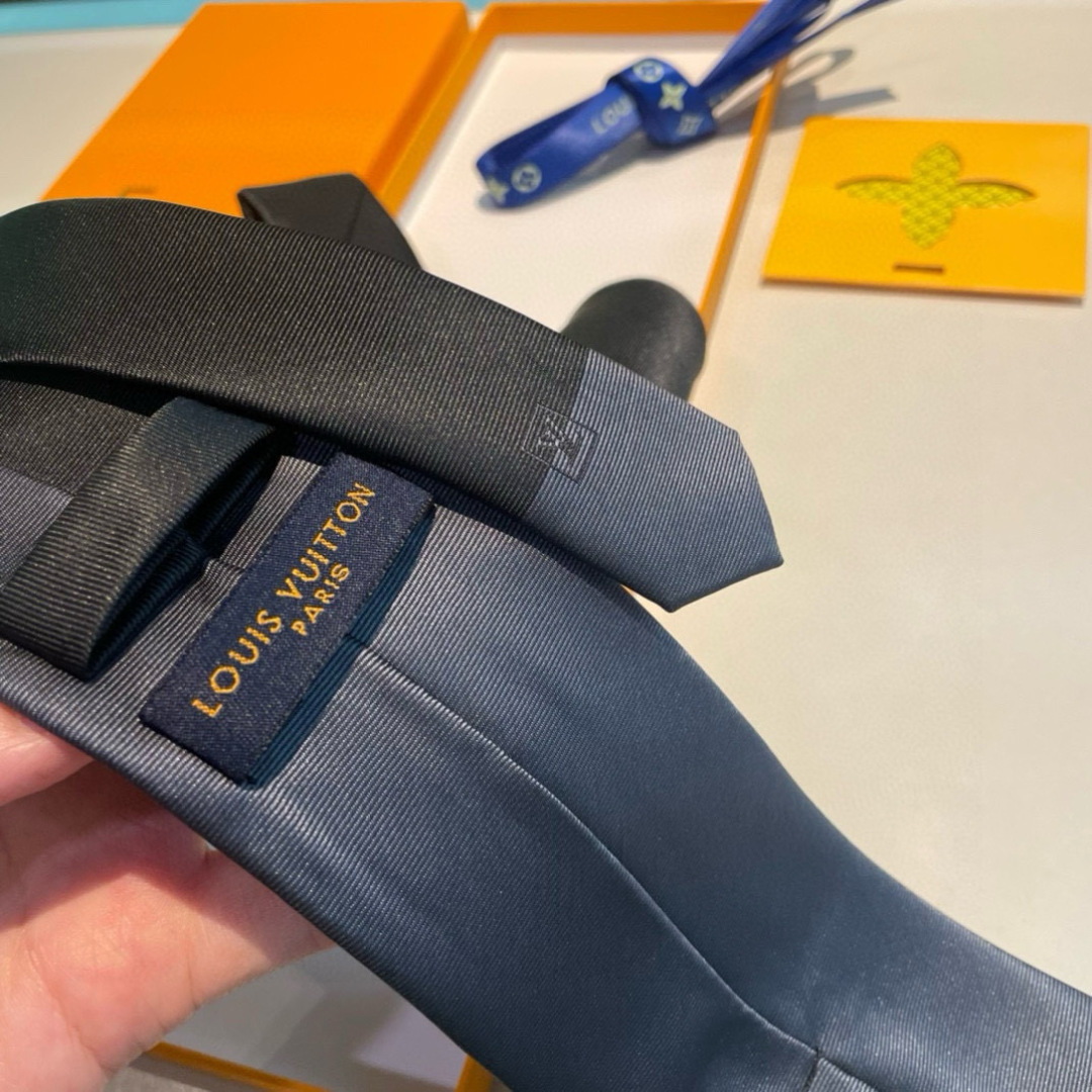 💖💖 男士领带系列👔👔，稀有😻😻展现精湛手工与时尚优雅的理想选择，此款真丝织就的Diamonds V领带