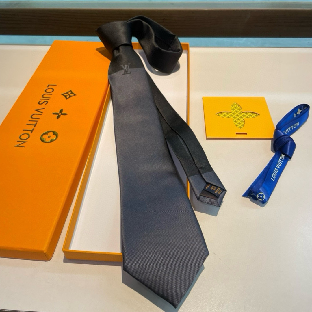💖💖 男士领带系列👔👔，稀有😻😻展现精湛手工与时尚优雅的理想选择，此款真丝织就的Diamonds V领带