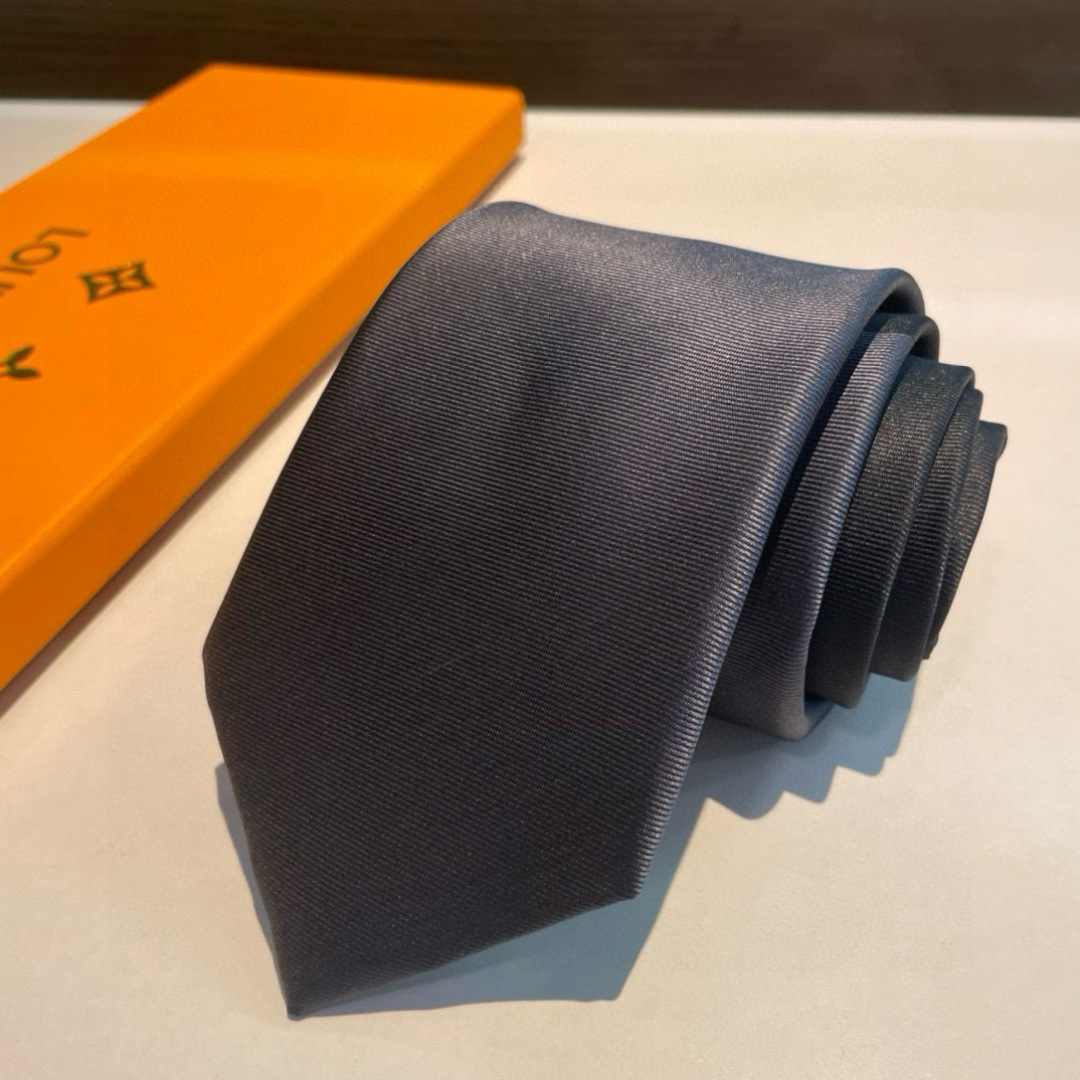 💖💖 男士领带系列👔👔，稀有😻😻展现精湛手工与时尚优雅的理想选择，此款真丝织就的Diamonds V领带
