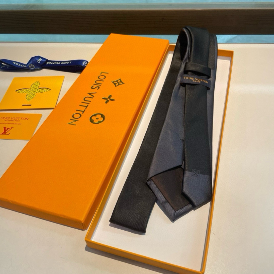 💖💖 男士领带系列👔👔，稀有😻😻展现精湛手工与时尚优雅的理想选择，此款真丝织就的Diamonds V领带