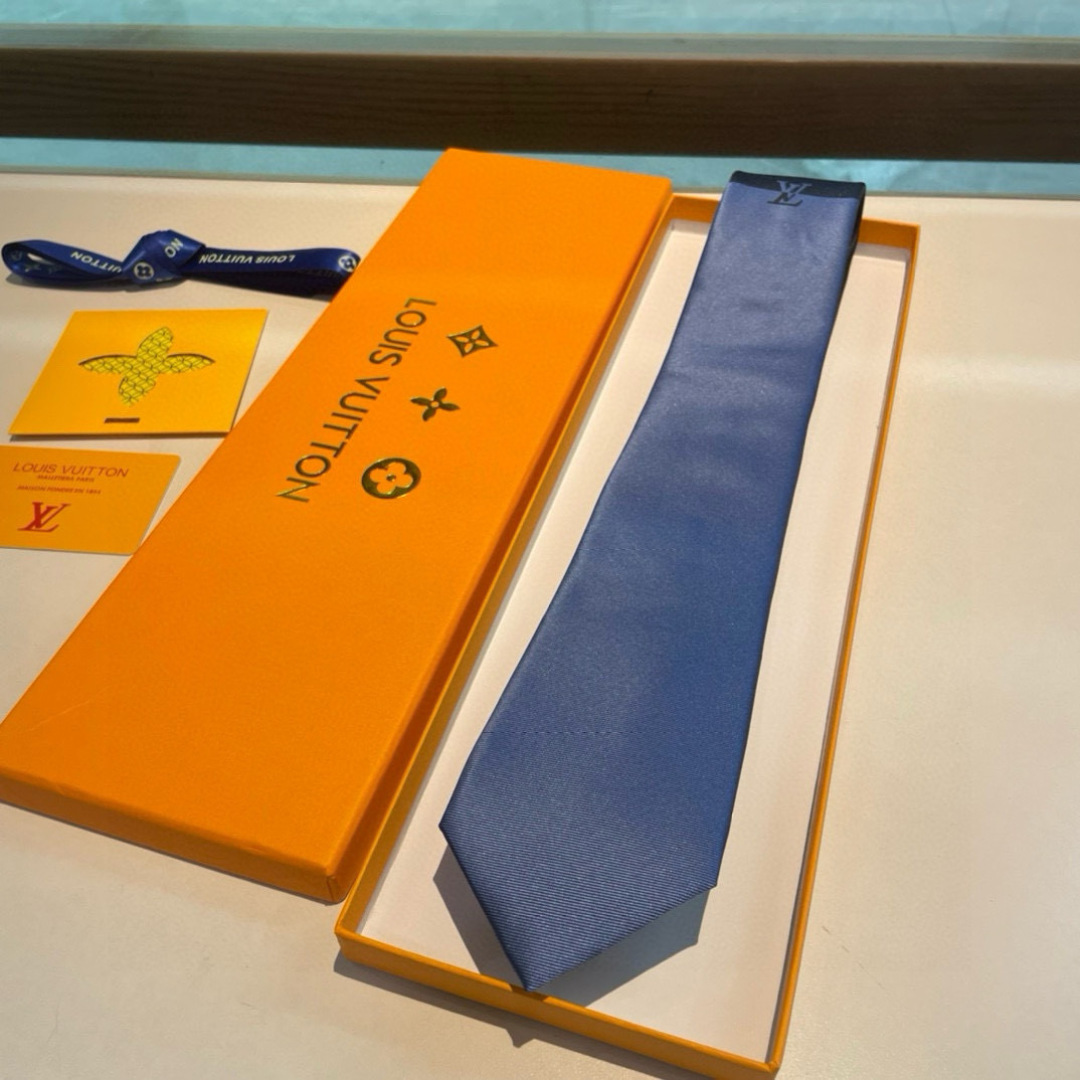 💖💖 男士领带系列👔👔，稀有😻😻展现精湛手工与时尚优雅的理想选择，此款真丝织就的Diamonds V领带