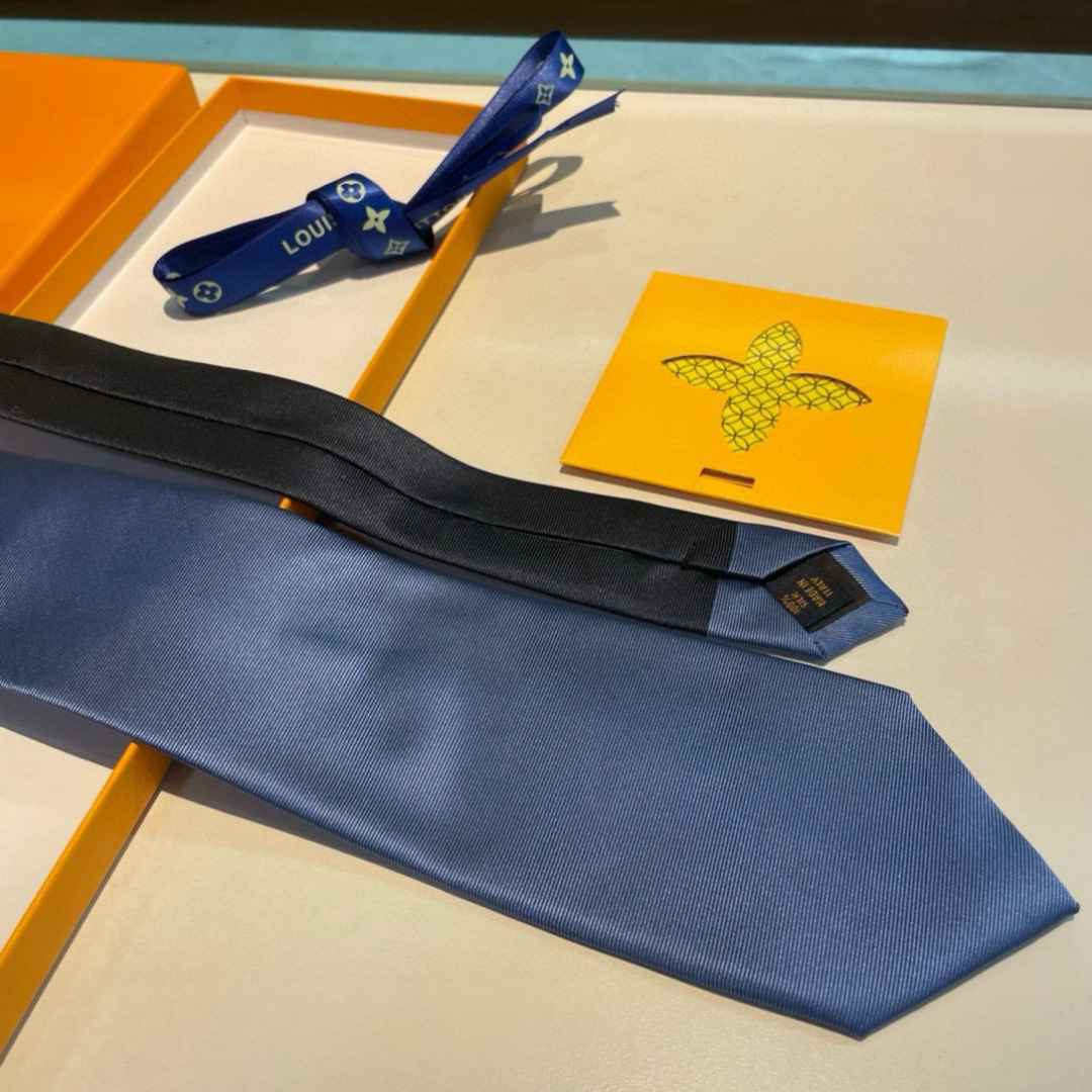 💖💖 男士领带系列👔👔，稀有😻😻展现精湛手工与时尚优雅的理想选择，此款真丝织就的Diamonds V领带