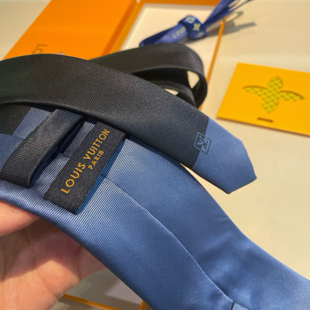 💖💖 男士领带系列👔👔，稀有😻😻展现精湛手工与时尚优雅的理想选择，此款真丝织就的Diamonds V领带