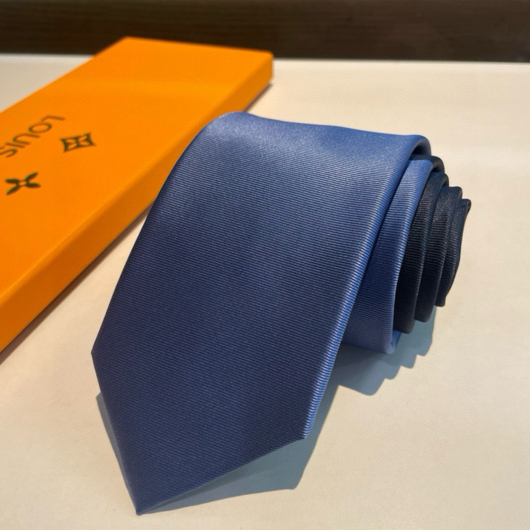 💖💖 男士领带系列👔👔，稀有😻😻展现精湛手工与时尚优雅的理想选择，此款真丝织就的Diamonds V领带