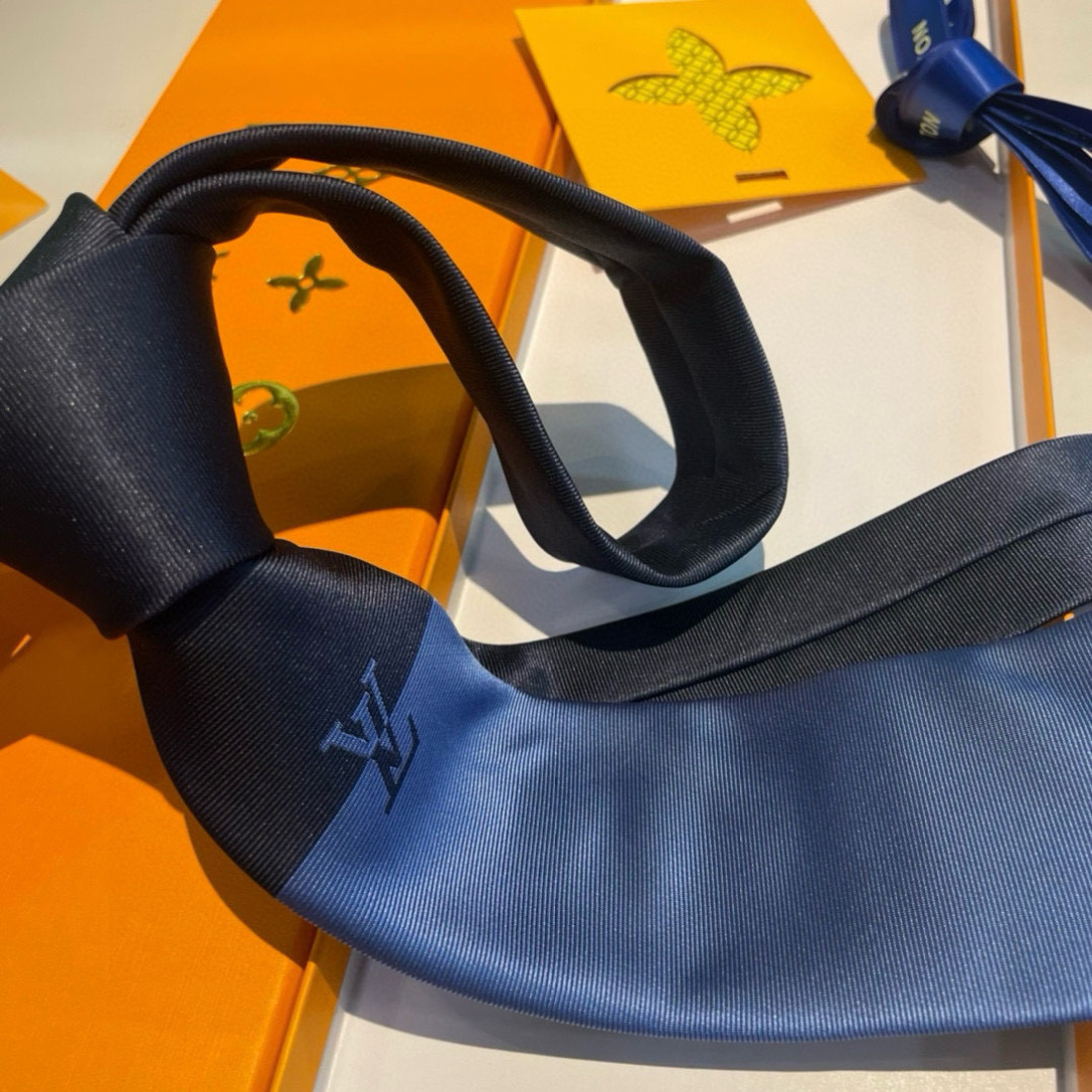 💖💖 男士领带系列👔👔，稀有😻😻展现精湛手工与时尚优雅的理想选择，此款真丝织就的Diamonds V领带