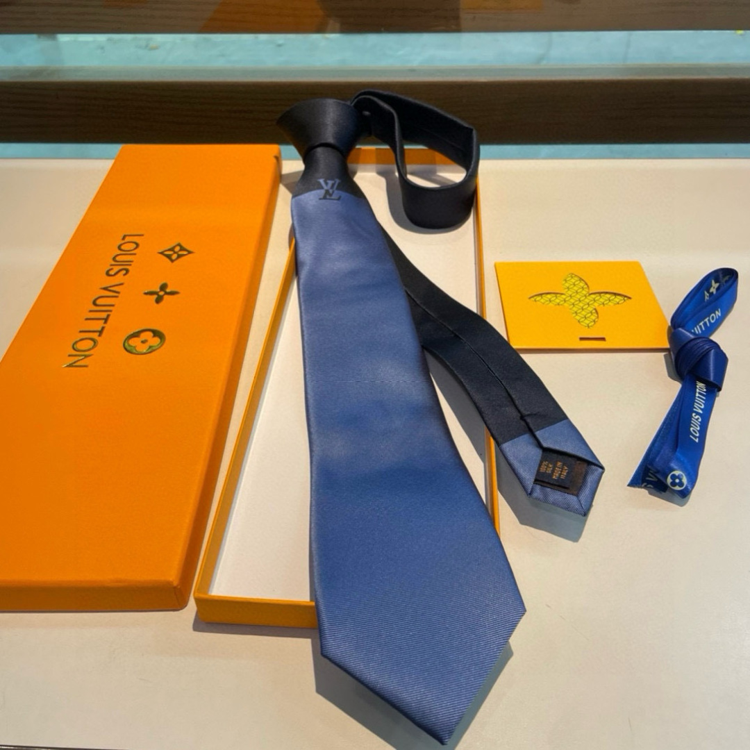 💖💖 男士领带系列👔👔，稀有😻😻展现精湛手工与时尚优雅的理想选择，此款真丝织就的Diamonds V领带