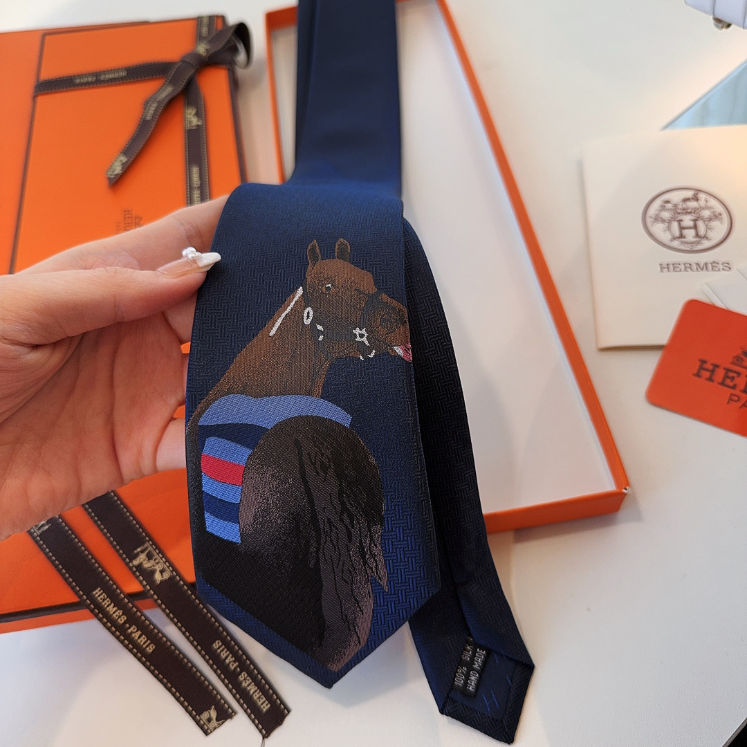 特 马年销量版 领带新款出货啦‼️‼️爱马仕男士新款领带系列👔👔，让男士可以充分展示自己个性。100%顶