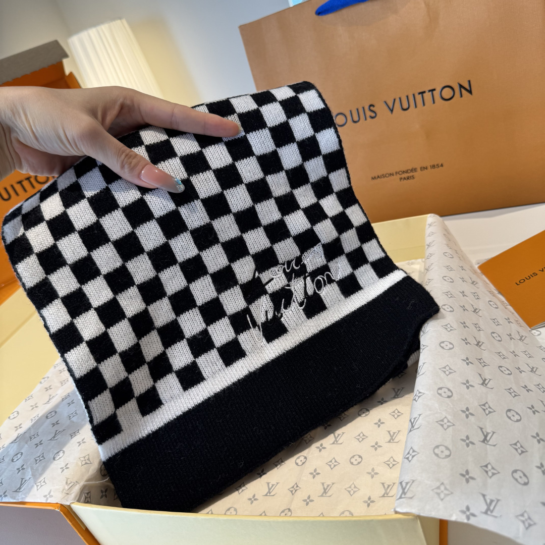 爆款上新 情侣款👍👍LV 独家牛货🐂  奢华尽在尺寸之间，高端品质‼️具有超高羊绒品质才会被此品牌青睐‼️这种精品是市场