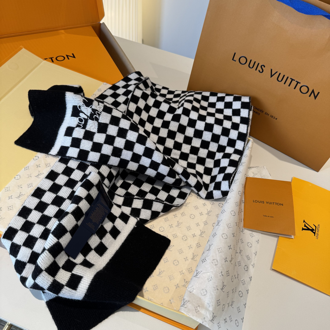爆款上新 情侣款👍👍LV 独家牛货🐂  奢华尽在尺寸之间，高端品质‼️具有超高羊绒品质才会被此品牌青睐‼️这种精品是市场