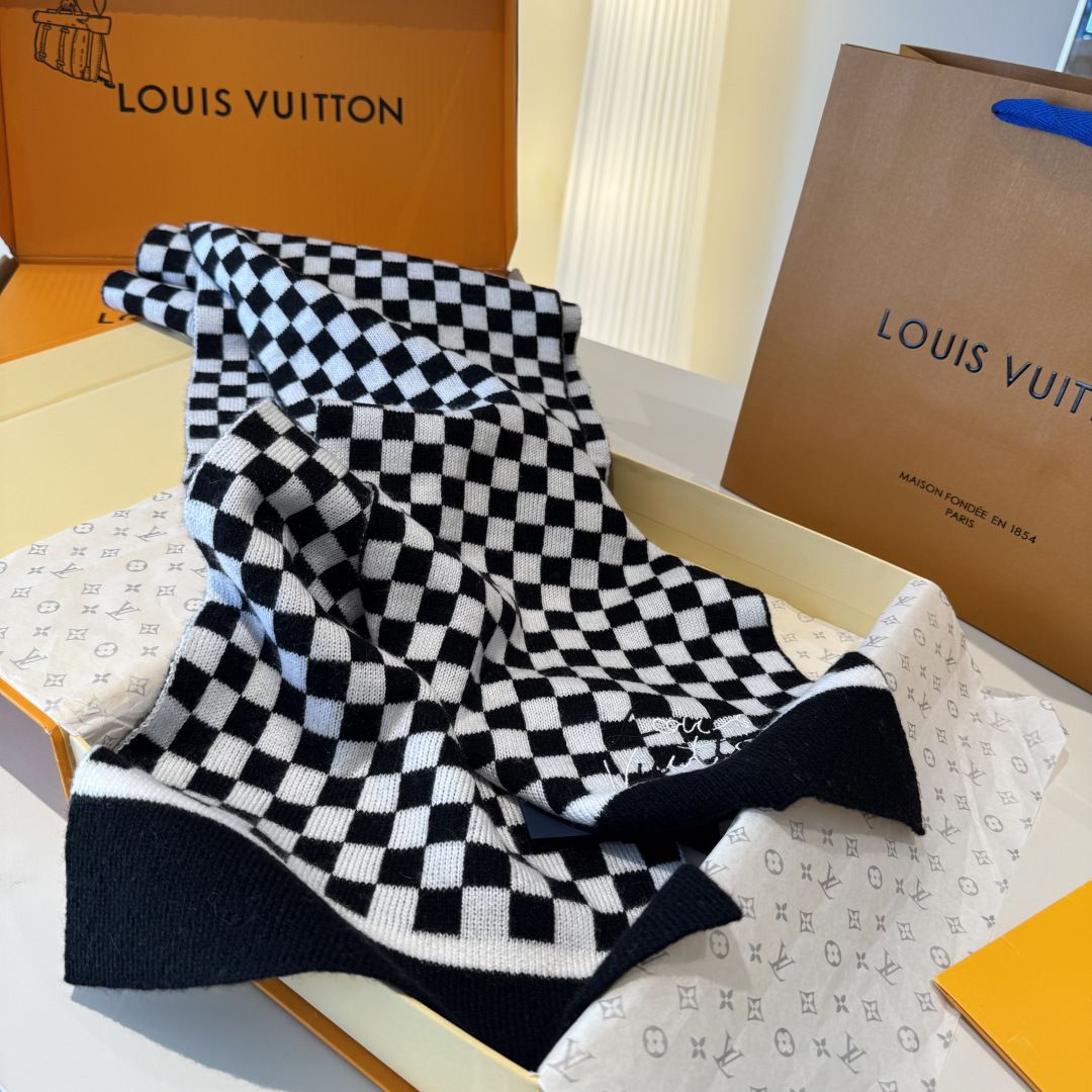 爆款上新 情侣款👍👍LV 独家牛货🐂  奢华尽在尺寸之间，高端品质‼️具有超高羊绒品质才会被此品牌青睐‼️这种精品是市场