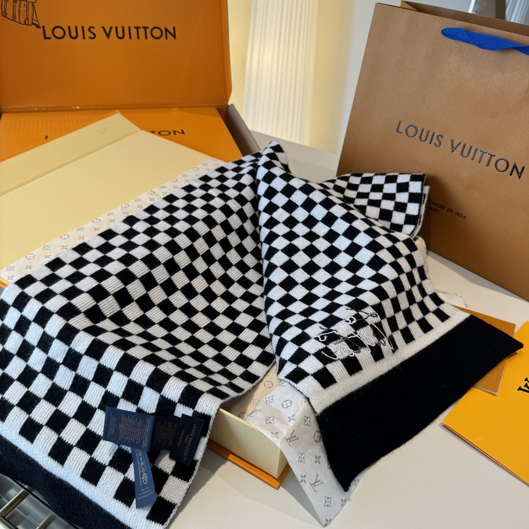 爆款上新 情侣款👍👍LV 独家牛货🐂  奢华尽在尺寸之间，高端品质‼️具有超高羊绒品质才会被此品牌青睐‼️这种精品是市场