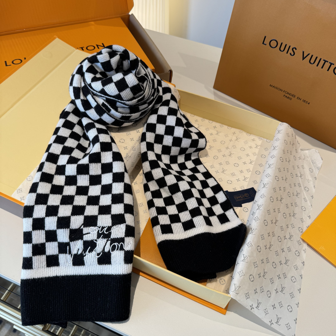 爆款上新 情侣款👍👍LV 独家牛货🐂  奢华尽在尺寸之间，高端品质‼️具有超高羊绒品质才会被此品牌青睐‼️这种精品是市场