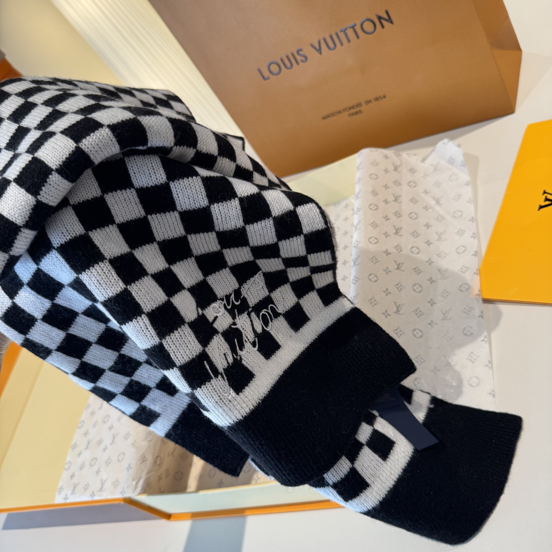 爆款上新 情侣款👍👍LV 独家牛货🐂  奢华尽在尺寸之间，高端品质‼️具有超高羊绒品质才会被此品牌青睐‼️这种精品是市场