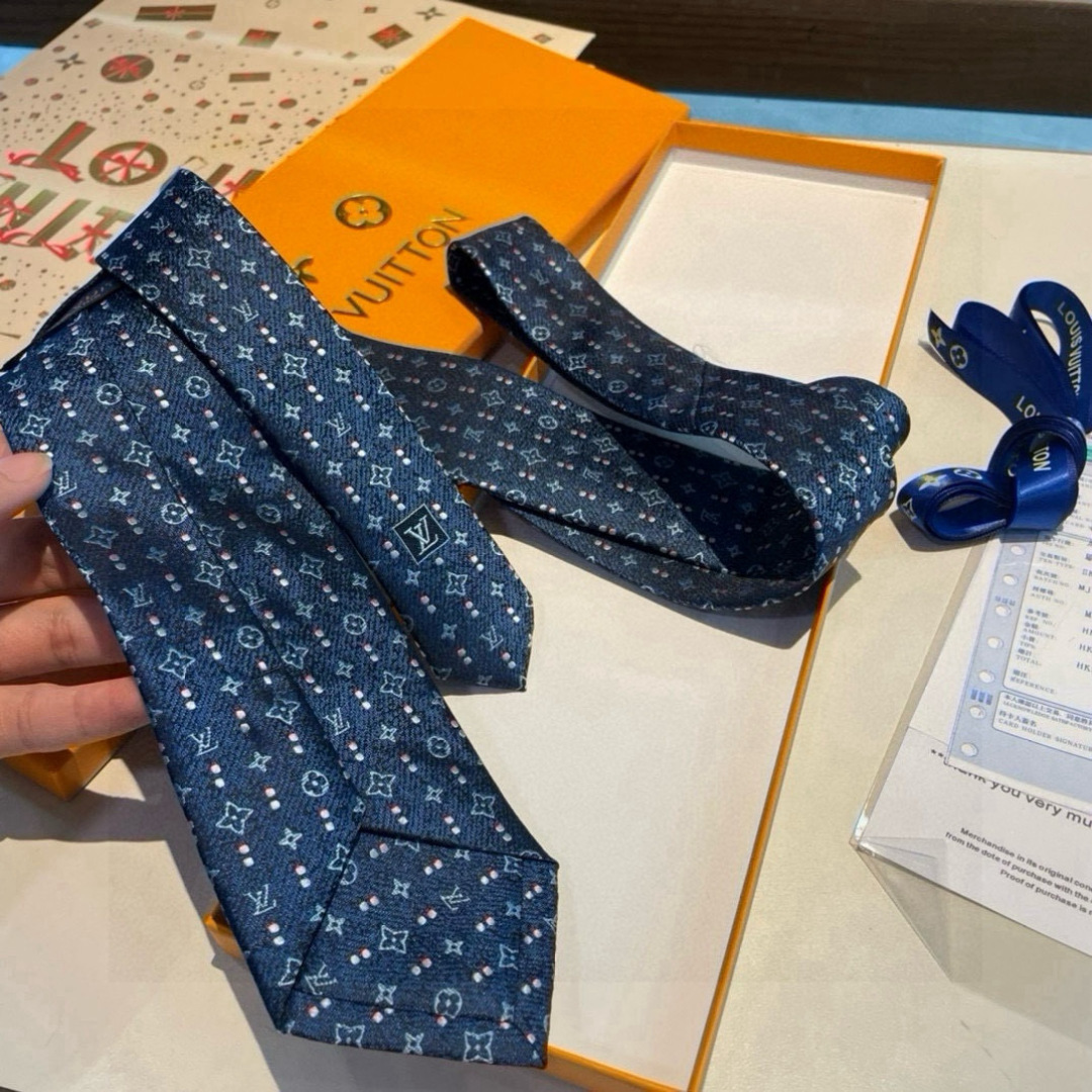 👏专柜同歩👔👔精致的小Logo提花，低调奢华大气的配色，这款领带将Lv标志性的Damier图案以同色调手