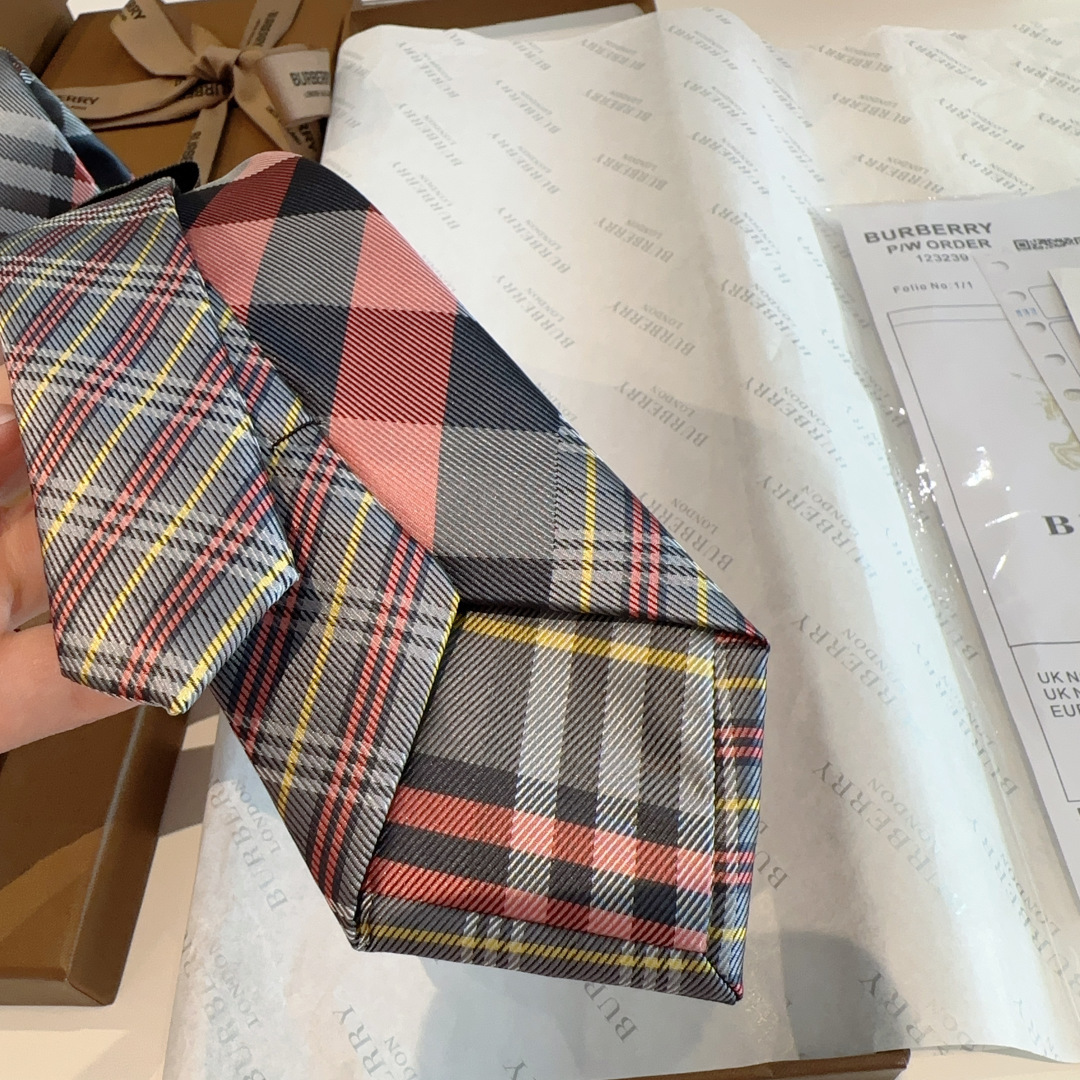 特 专柜同步领带出货啦‼‼Burberry【博柏利领带】👔👔，稀有😻😻展现精湛手工与时尚优雅的理想选择，