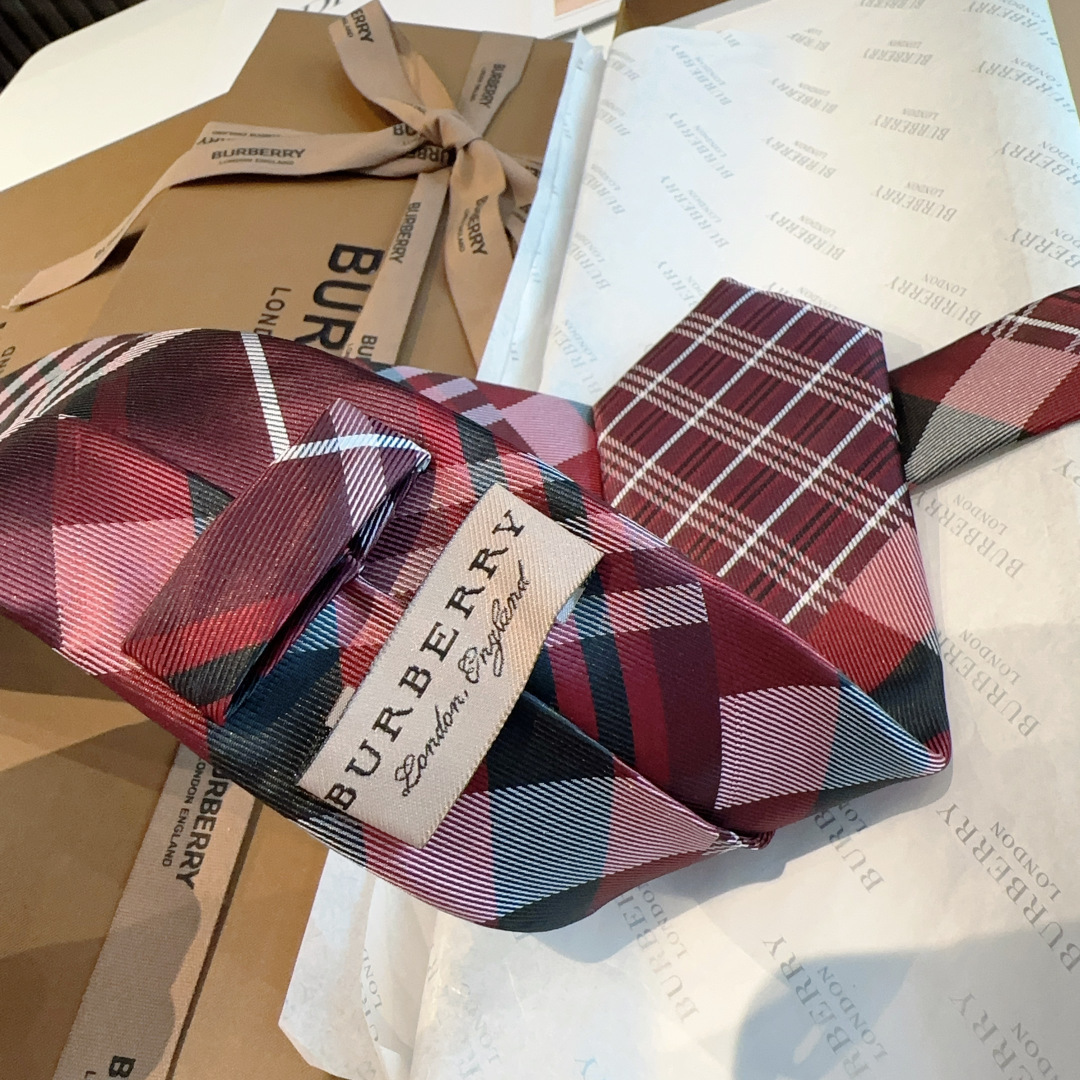 特 专柜同步领带出货啦‼‼Burberry【博柏利领带】👔👔，稀有😻😻展现精湛手工与时尚优雅的理想选择，