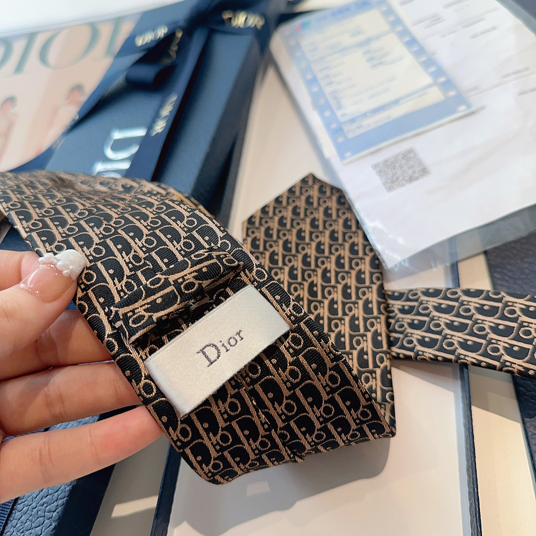 特 爆款到👏👏Do家新款老花领带 👔👔Dior男士【D家LOGO系列领带】，稀有😻😻展现精湛手工与时尚优