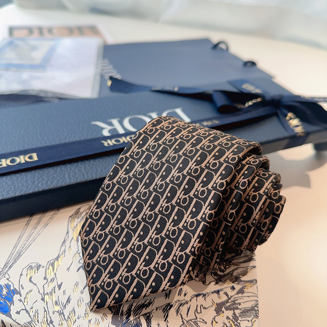 特 爆款到👏👏Do家新款老花领带 👔👔Dior男士【D家LOGO系列领带】，稀有😻😻展现精湛手工与时尚优