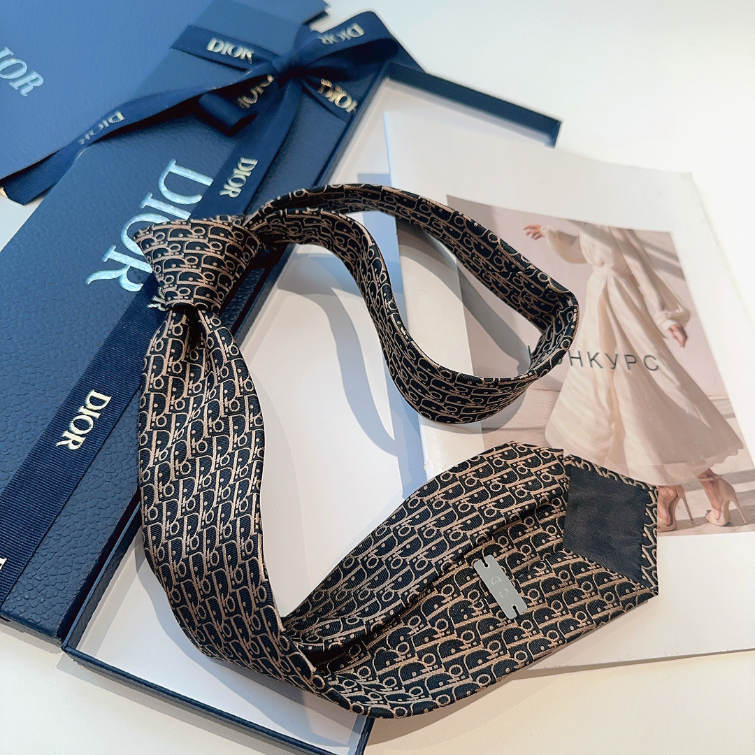 特 爆款到👏👏Do家新款老花领带 👔👔Dior男士【D家LOGO系列领带】，稀有😻😻展现精湛手工与时尚优