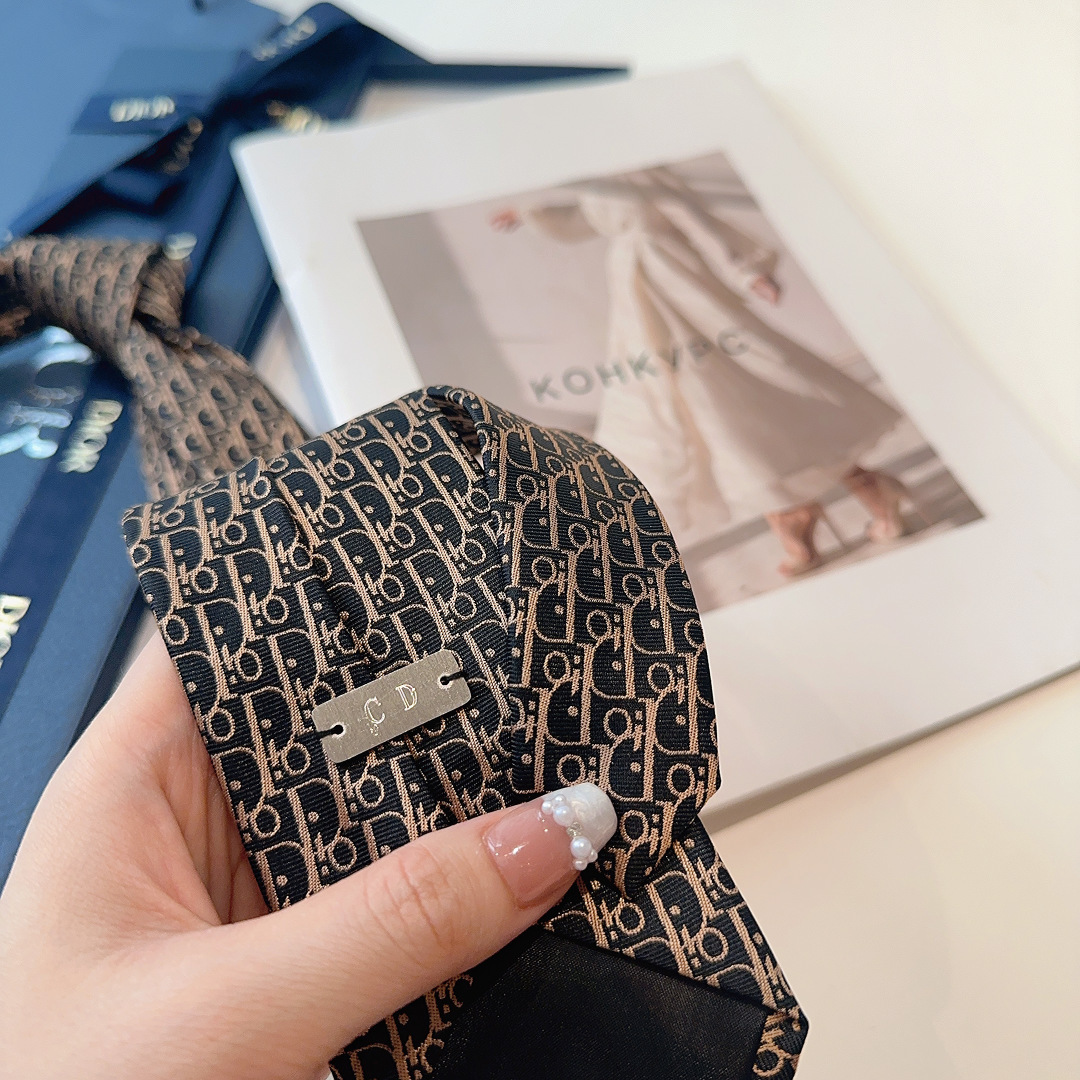 特 爆款到👏👏Do家新款老花领带 👔👔Dior男士【D家LOGO系列领带】，稀有😻😻展现精湛手工与时尚优