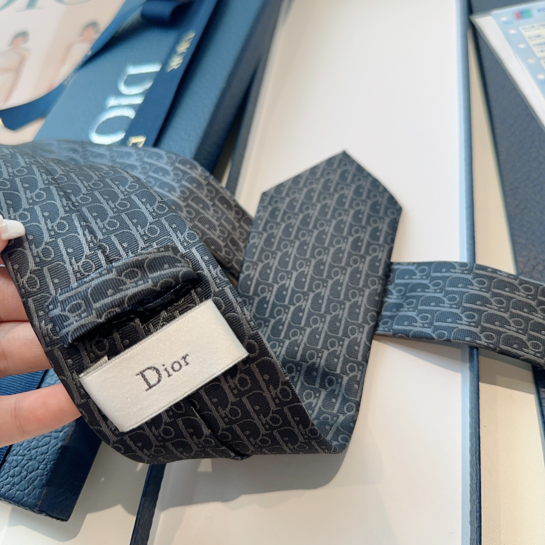 特 爆款到👏👏Do家新款老花领带 👔👔Dior男士【D家LOGO系列领带】，稀有😻😻展现精湛手工与时尚优