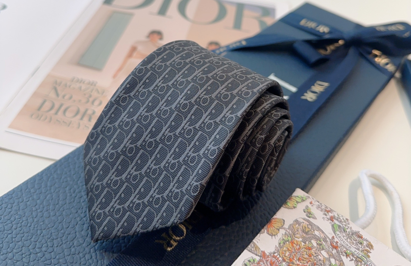 特 爆款到👏👏Do家新款老花领带 👔👔Dior男士【D家LOGO系列领带】，稀有😻😻展现精湛手工与时尚优