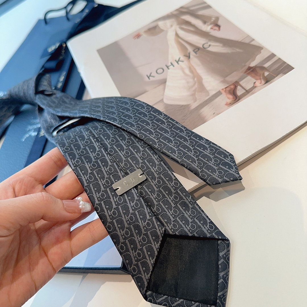 特 爆款到👏👏Do家新款老花领带 👔👔Dior男士【D家LOGO系列领带】，稀有😻😻展现精湛手工与时尚优