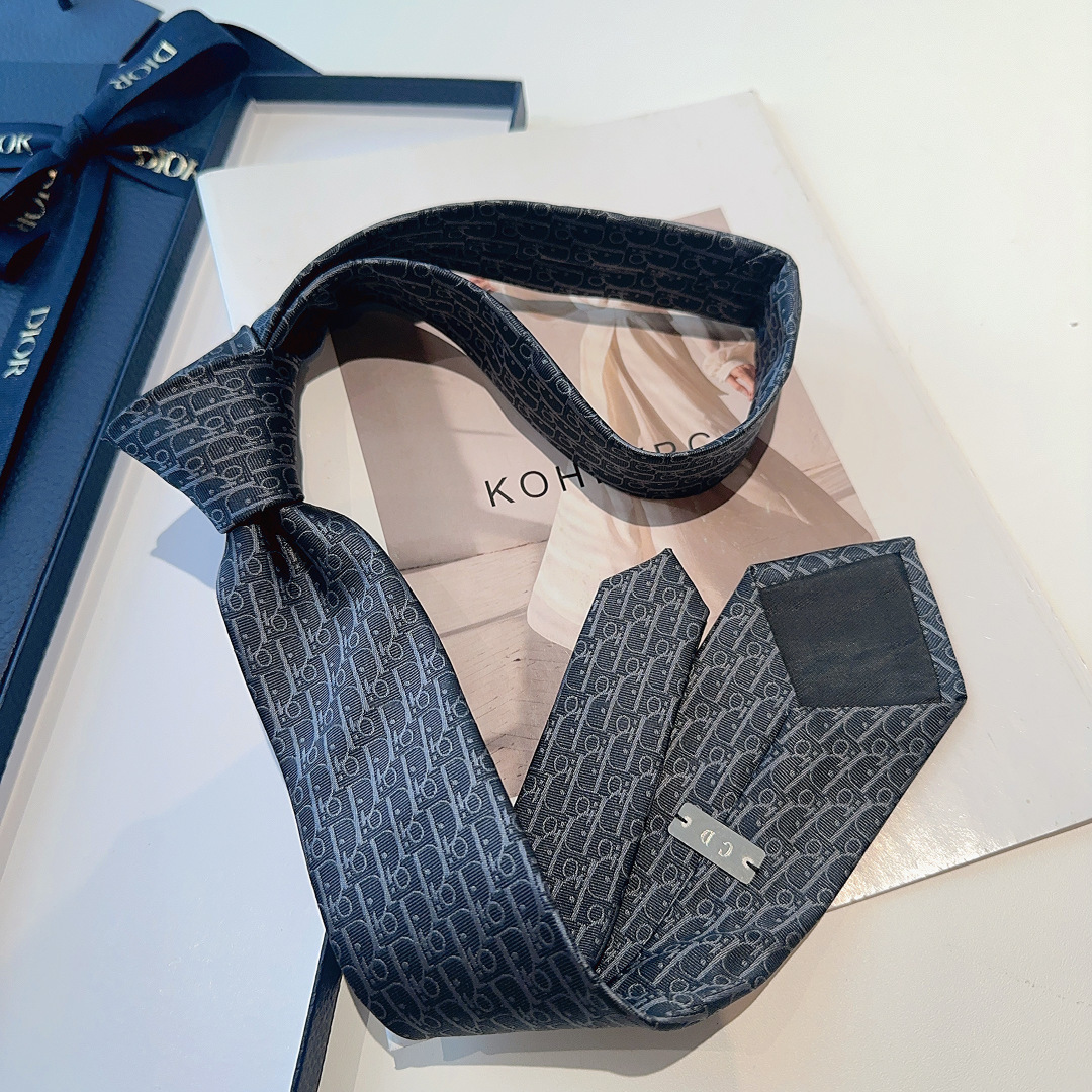 特 爆款到👏👏Do家新款老花领带 👔👔Dior男士【D家LOGO系列领带】，稀有😻😻展现精湛手工与时尚优
