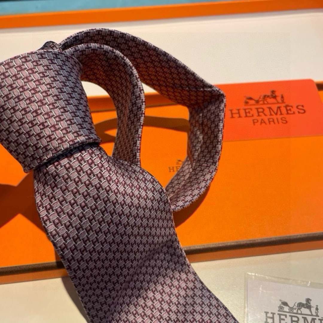 领带新款出货啦‼️‼️爱马仕男士新款领带系列👔👔，让男士可以充分展示自己个性。100%顶级斜纹真丝手工定