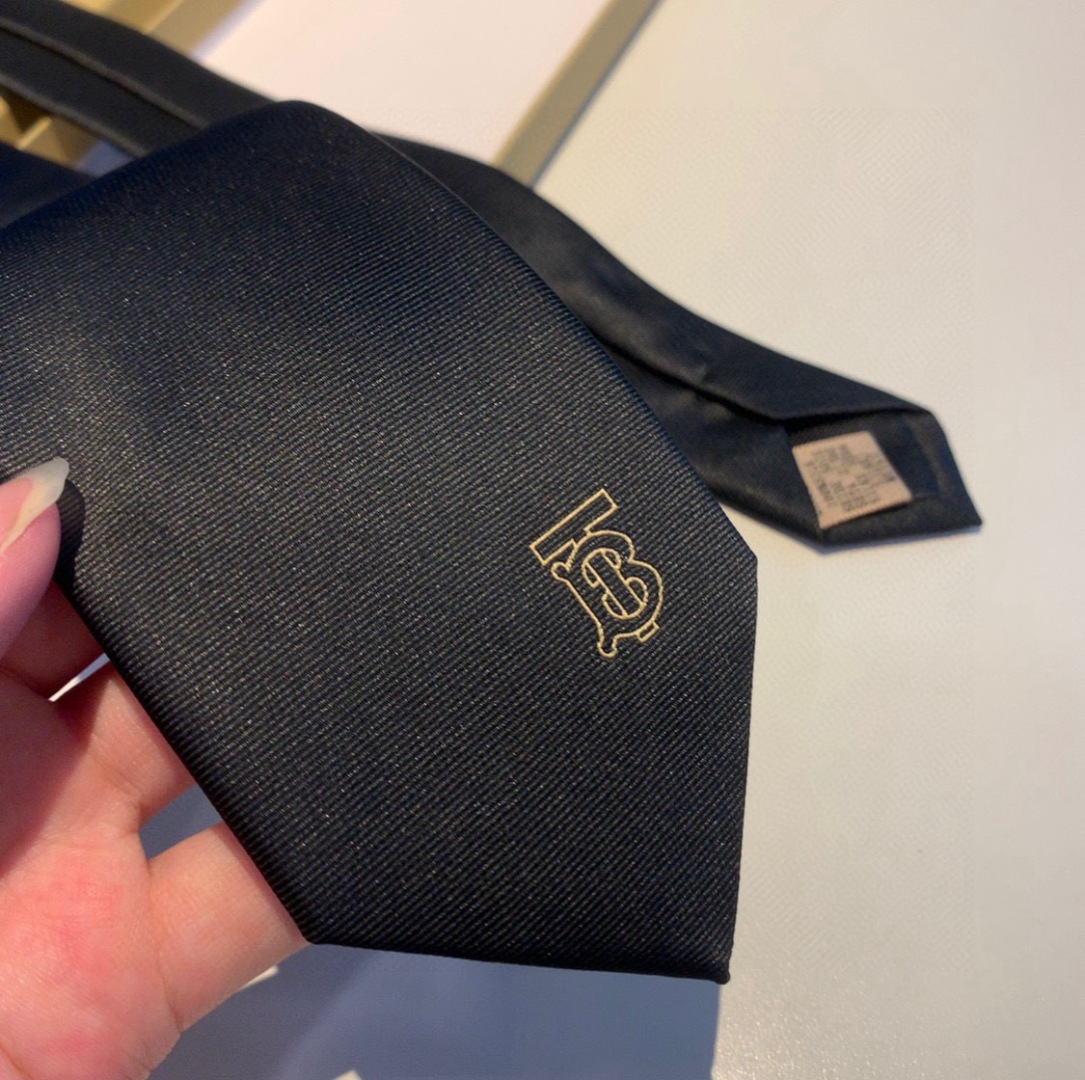 特 专柜同步领带出货啦‼‼Burberry【博柏利领带】👔👔，稀有😻😻展现精湛手工与时尚优雅的理想选择，
