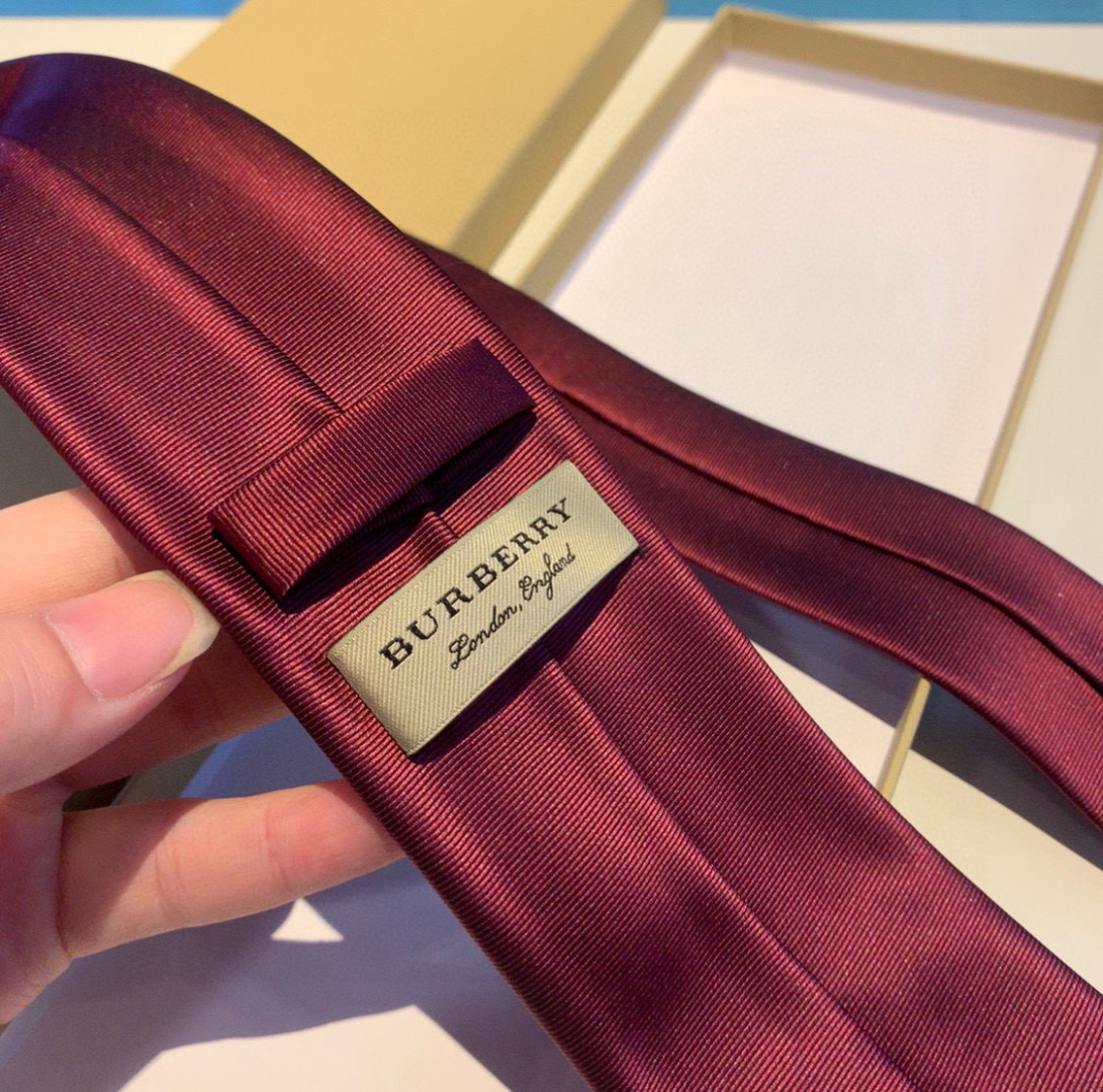 特 专柜同步领带出货啦‼‼Burberry【博柏利领带】👔👔，稀有😻😻展现精湛手工与时尚优雅的理想选择，