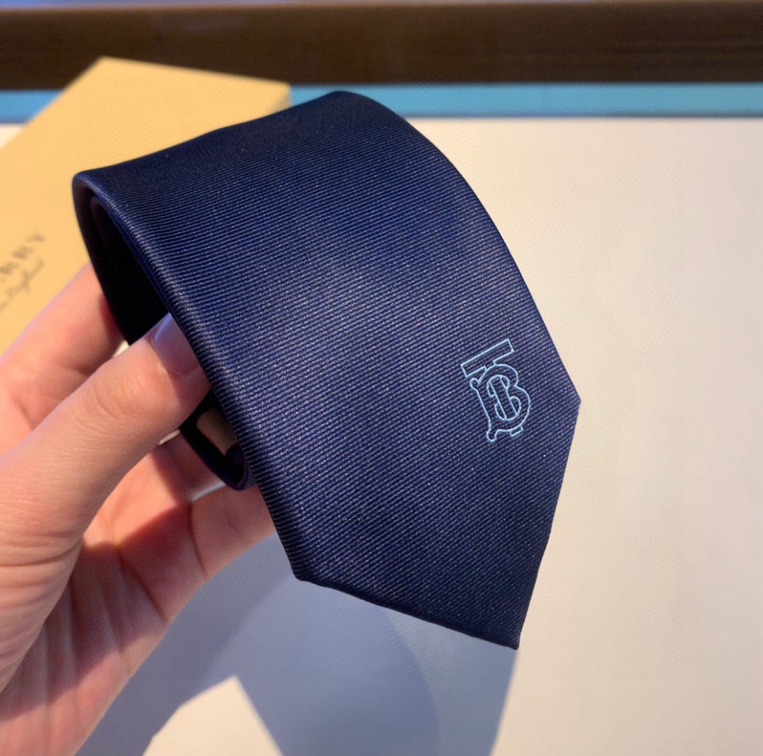 特 专柜同步领带出货啦‼‼Burberry【博柏利领带】👔👔，稀有😻😻展现精湛手工与时尚优雅的理想选择，