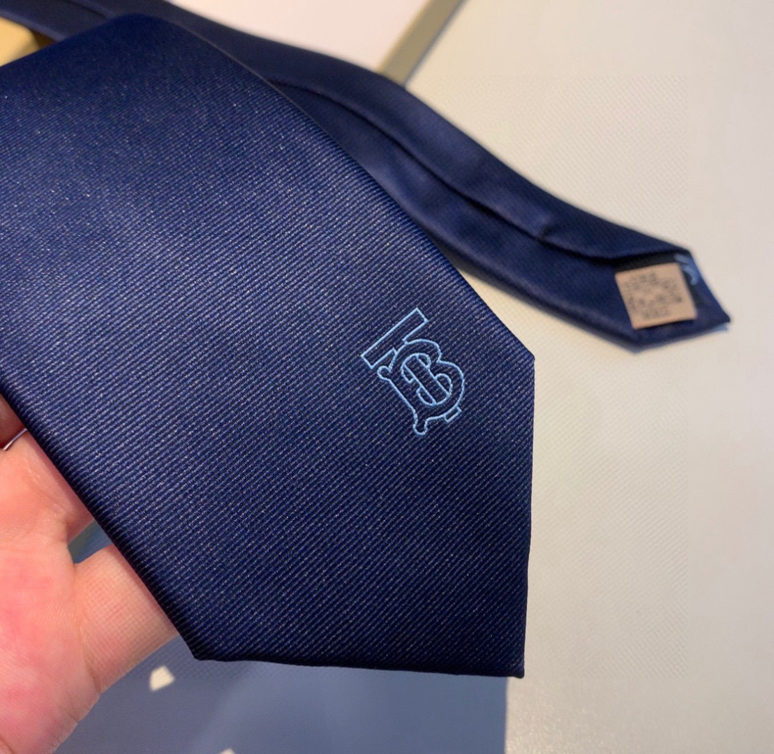 特 专柜同步领带出货啦‼‼Burberry【博柏利领带】👔👔，稀有😻😻展现精湛手工与时尚优雅的理想选择，
