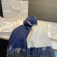 这款海军蓝色围巾来自 Ski 系列,饰以白色“DIOR”标志条形图案。采用双层羊毛和羊绒混纺精心制作,搭配流苏饰边。富有 这款海军蓝色围巾来自 Ski 系列,饰以白色“DIOR”标志条形图案。采用双层羊毛和羊绒混纺精心制作,搭配流苏饰边。富有
