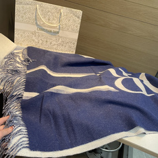 这款海军蓝色围巾来自 Ski 系列,饰以白色“DIOR”标志条形图案。采用双层羊毛和羊绒混纺精心制作,搭配流苏饰边。富有 这款海军蓝色围巾来自 Ski 系列,饰以白色“DIOR”标志条形图案。采用双层羊毛和羊绒混纺精心制作,搭配流苏饰边。富有