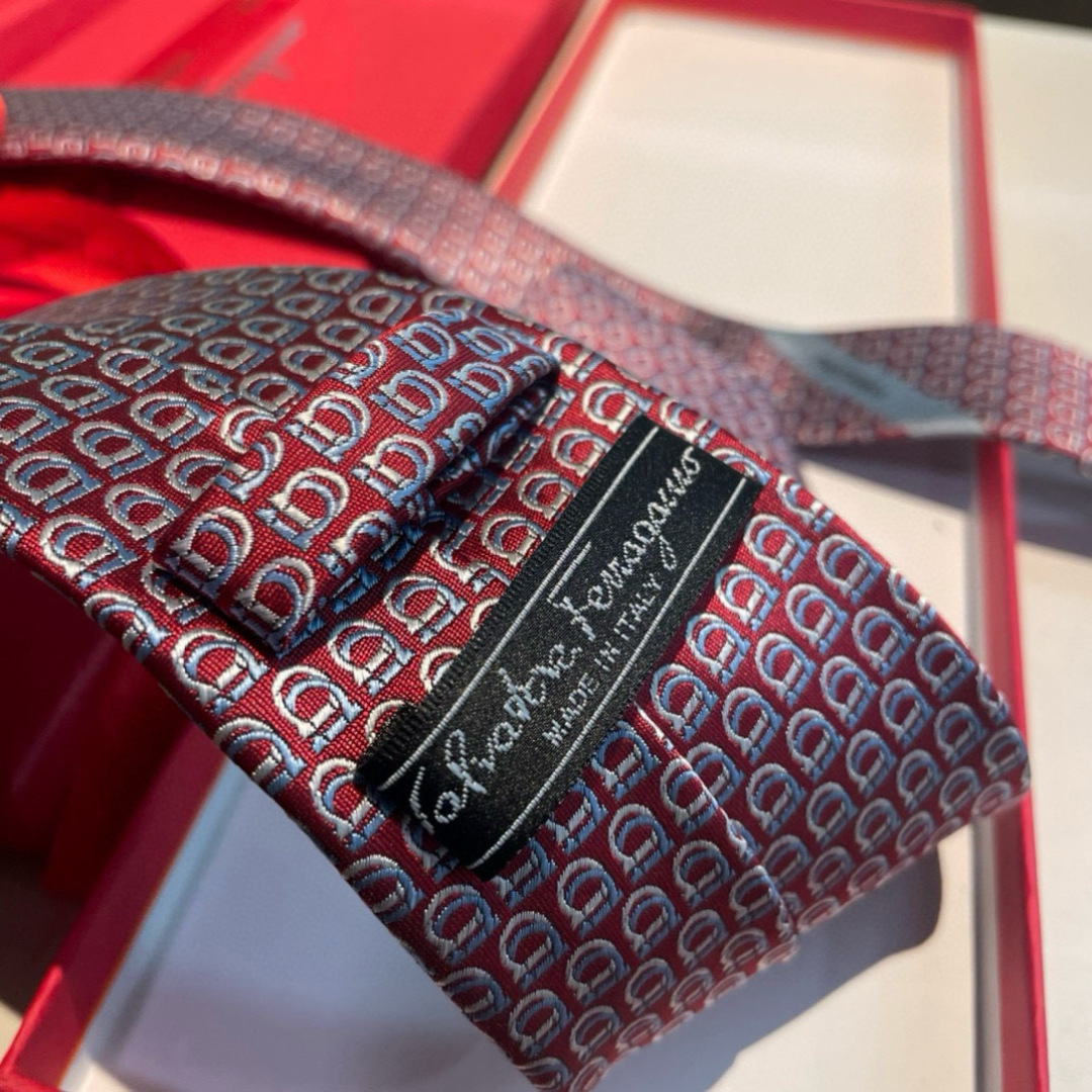 🌾 配包装 菲拉格慕男士新款领带系列👔👔，让男士可以充分展示自己个性。100%顶级斜纹真丝手工定制‼