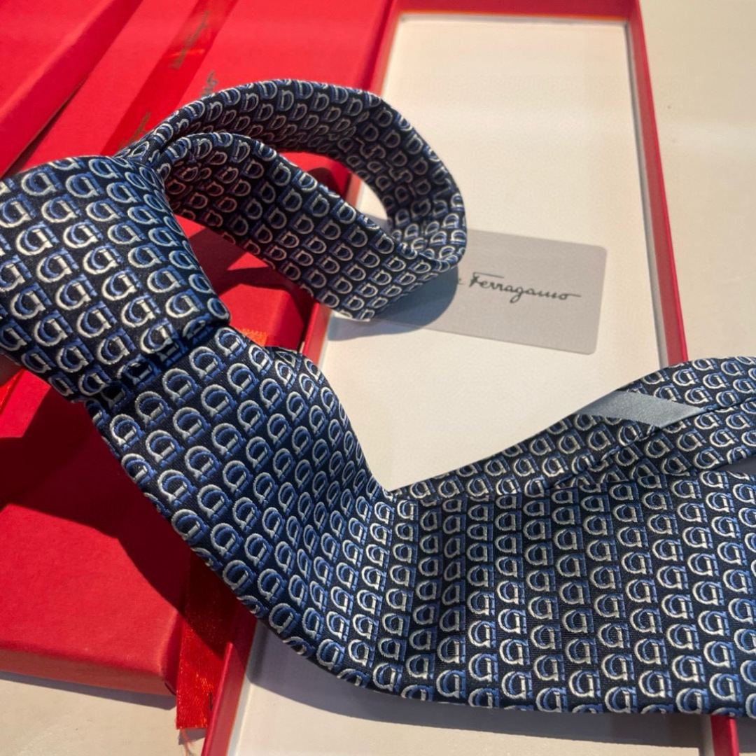🌾 配包装 菲拉格慕男士新款领带系列👔👔，让男士可以充分展示自己个性。100%顶级斜纹真丝手工定制‼