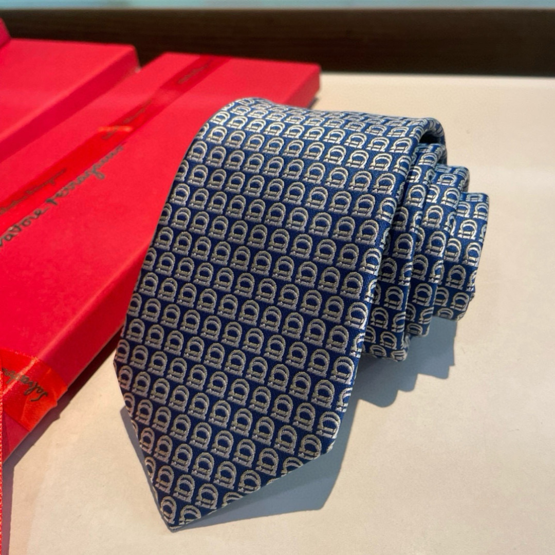 🌾 配包装 菲拉格慕男士新款领带系列👔👔，让男士可以充分展示自己个性。100%顶级斜纹真丝手工定制‼