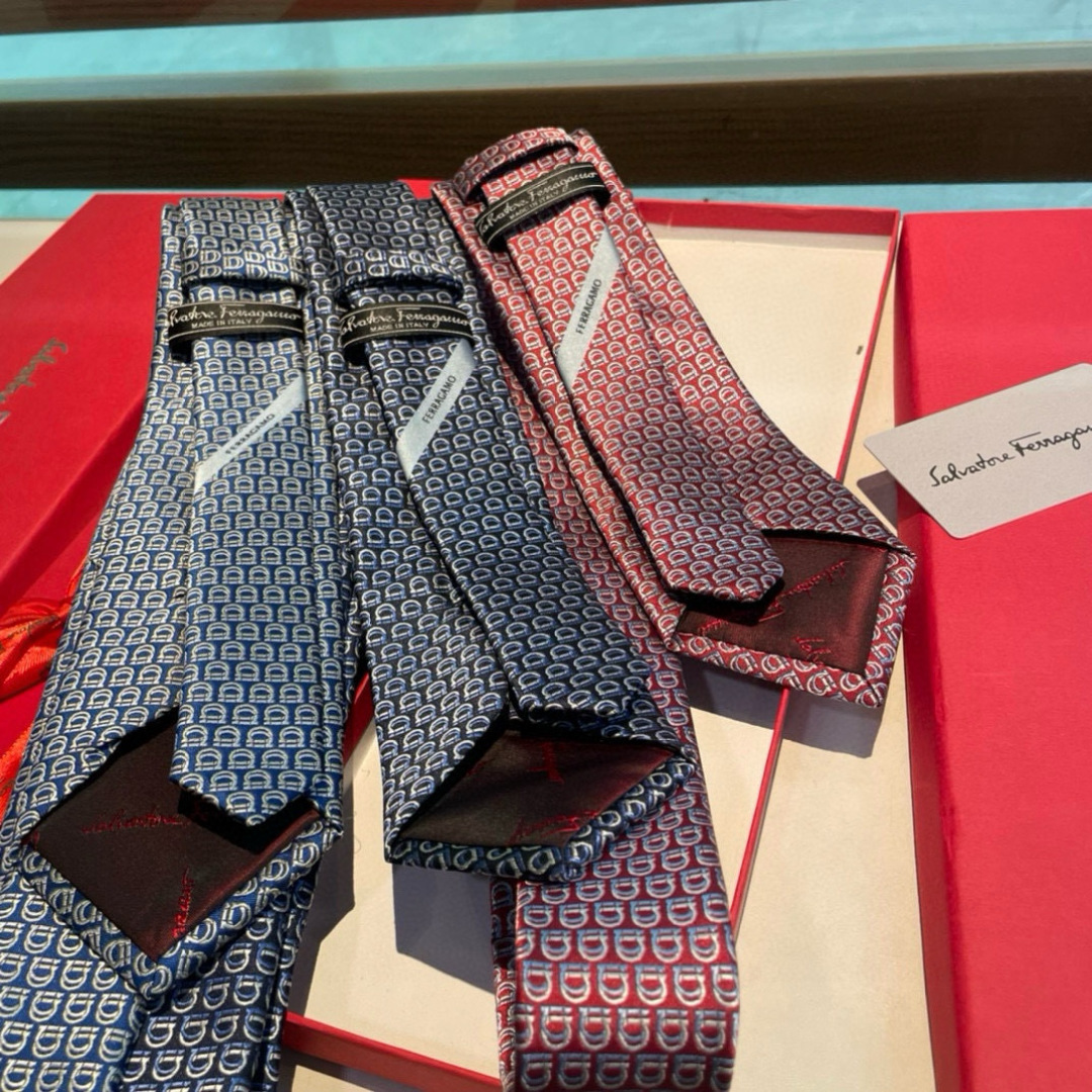 🌾 配包装 菲拉格慕男士新款领带系列👔👔，让男士可以充分展示自己个性。100%顶级斜纹真丝手工定制‼