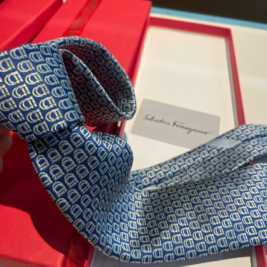 🌾 配包装 菲拉格慕男士新款领带系列👔👔，让男士可以充分展示自己个性。100%顶级斜纹真丝手工定制‼