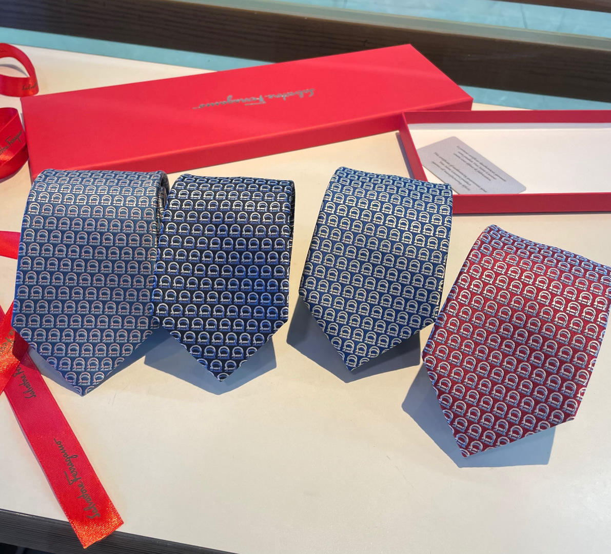 🌾 配包装 菲拉格慕男士新款领带系列👔👔，让男士可以充分展示自己个性。100%顶级斜纹真丝手工定制‼