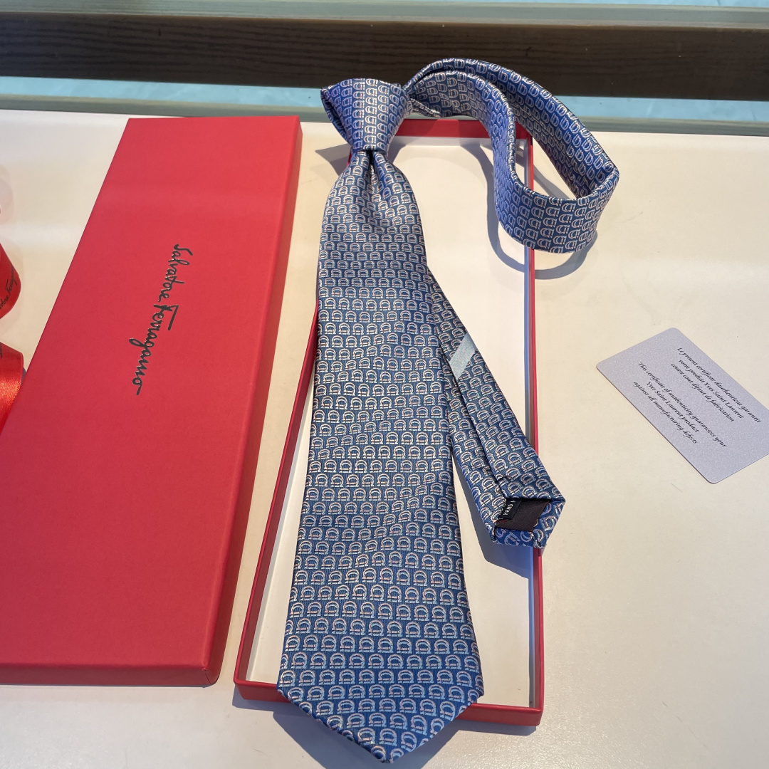 🌾 配包装 菲拉格慕男士新款领带系列👔👔，让男士可以充分展示自己个性。100%顶级斜纹真丝手工定制‼