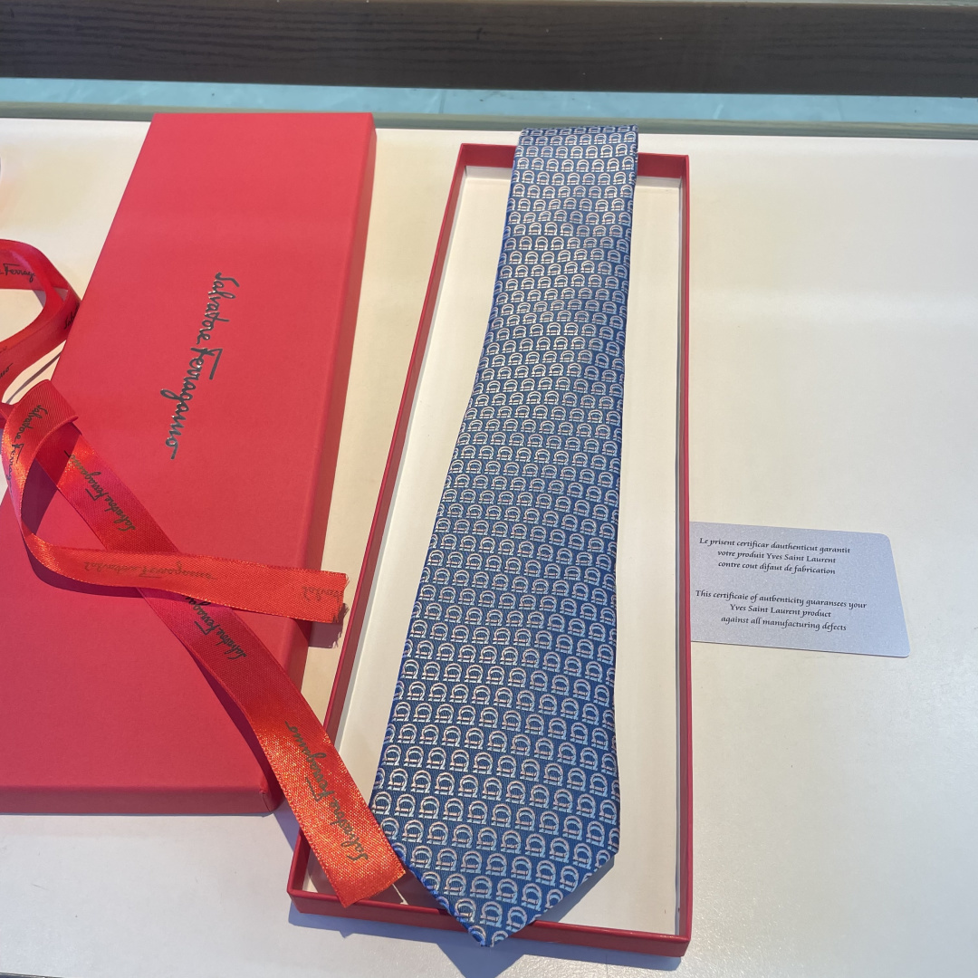 🌾 配包装 菲拉格慕男士新款领带系列👔👔，让男士可以充分展示自己个性。100%顶级斜纹真丝手工定制‼