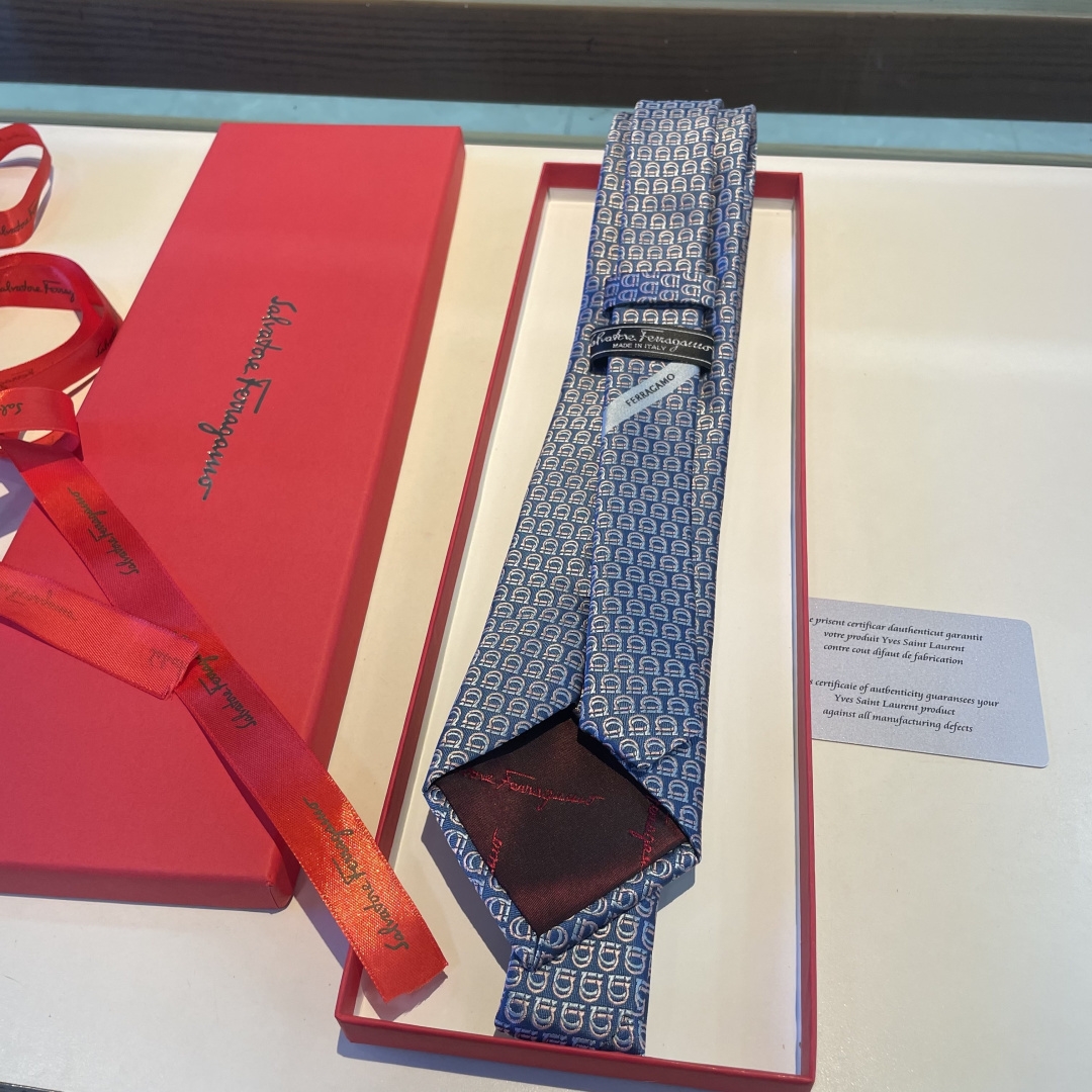 🌾 配包装 菲拉格慕男士新款领带系列👔👔，让男士可以充分展示自己个性。100%顶级斜纹真丝手工定制‼