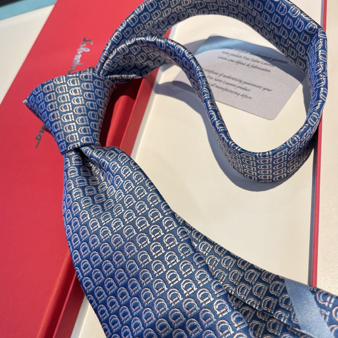 🌾 配包装 菲拉格慕男士新款领带系列👔👔，让男士可以充分展示自己个性。100%顶级斜纹真丝手工定制‼